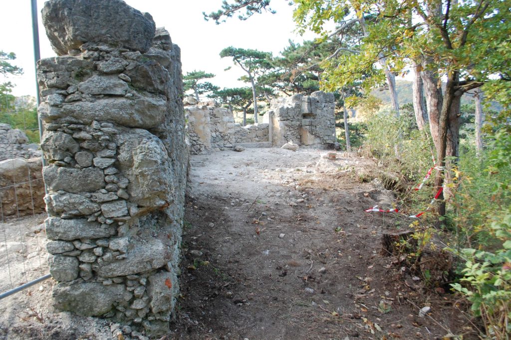 freigelegte Nordwand der Ruine